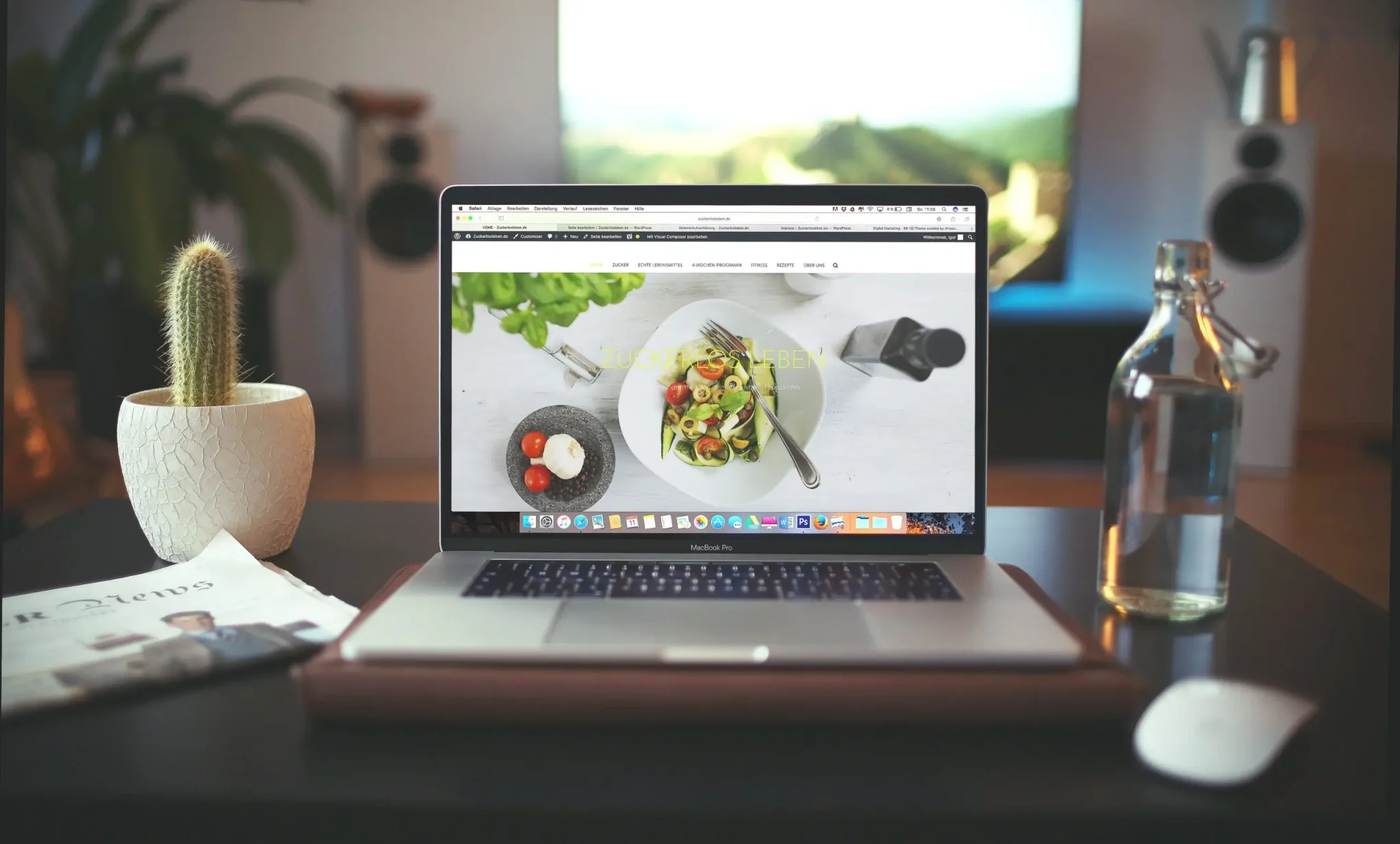 Laptop op bureau met creatieve werkplek – IlkDesign helpt bedrijven een website laten maken