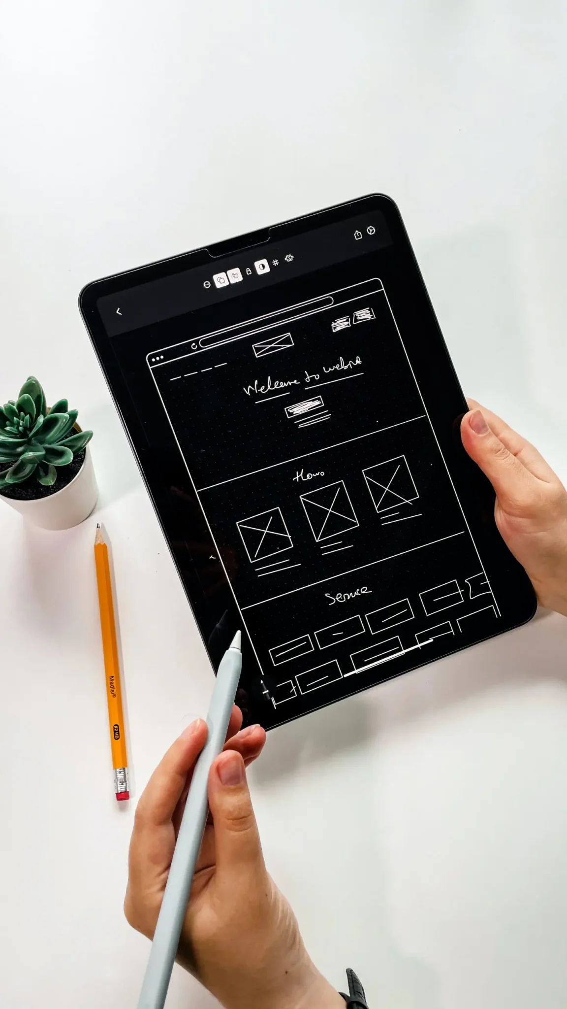 Tablet met mock-up van een maatwerk website pagina – IlkDesign helpt bedrijven een website laten maken