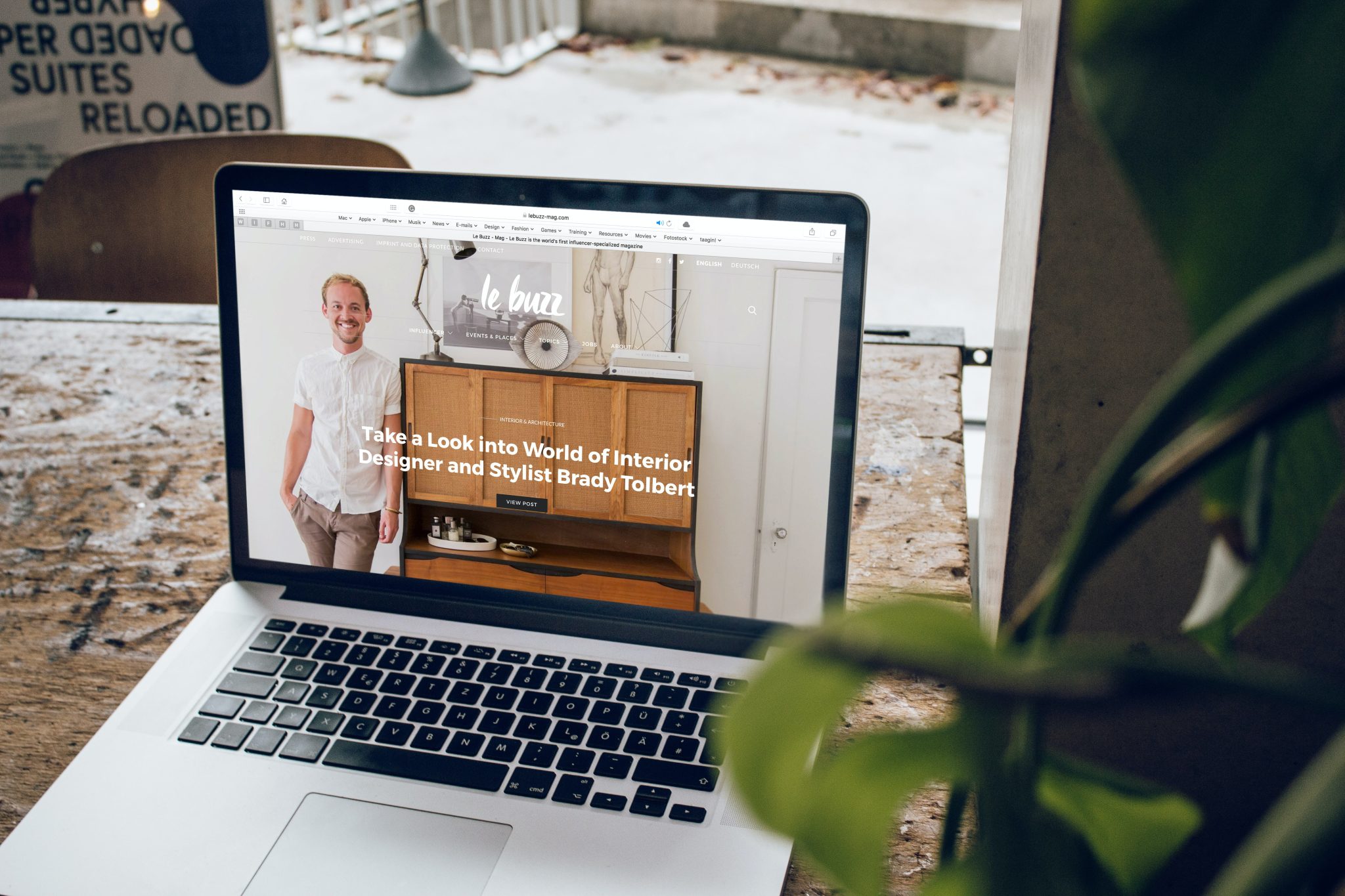 Laptop op bureau met voorbeeldwebsite – IlkDesign helpt bedrijven een website laten maken