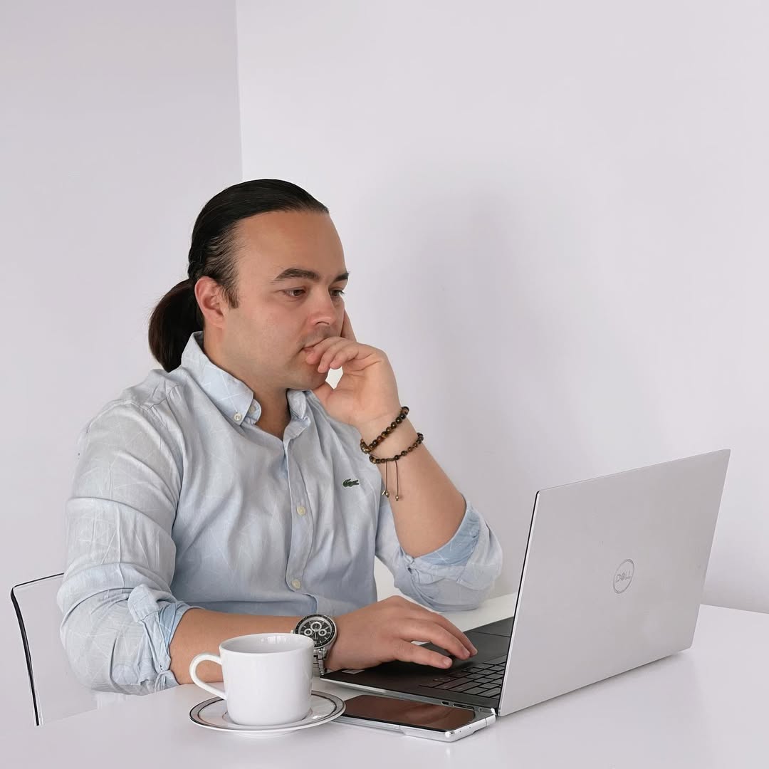 IlkDesign oprichter achter laptop bij bureau – website laten maken en webdesign België