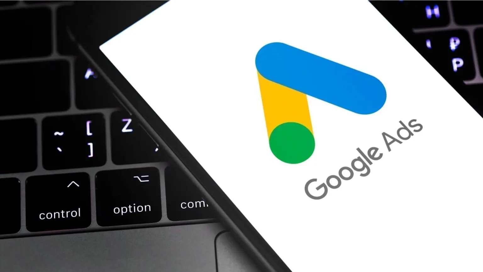 Toetsenbord en smartphone met Google Ads-logo – IlkDesign helpt bedrijven een website laten maken en online adverteren