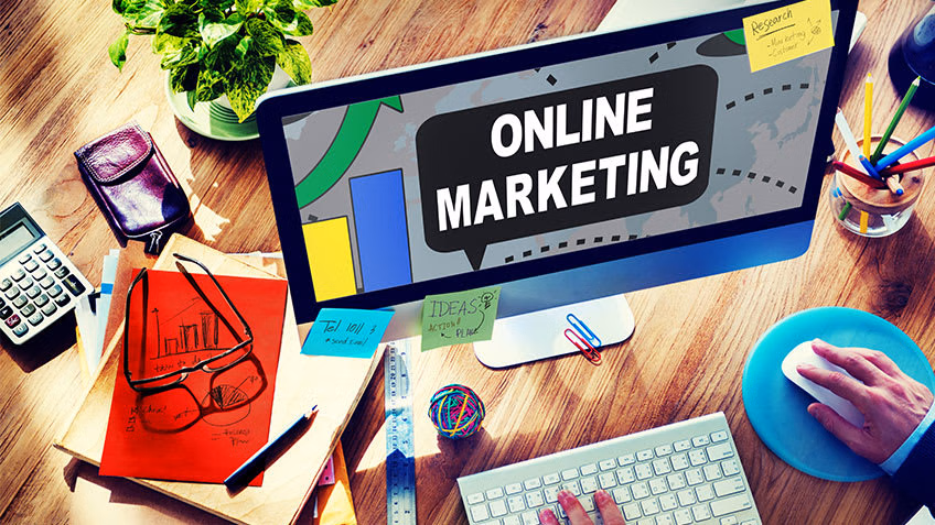 Bureau met toetsenbord, muis, notities en een scherm met Online Marketing tekst – professionele digitale marketing strategieën voor bedrijven.