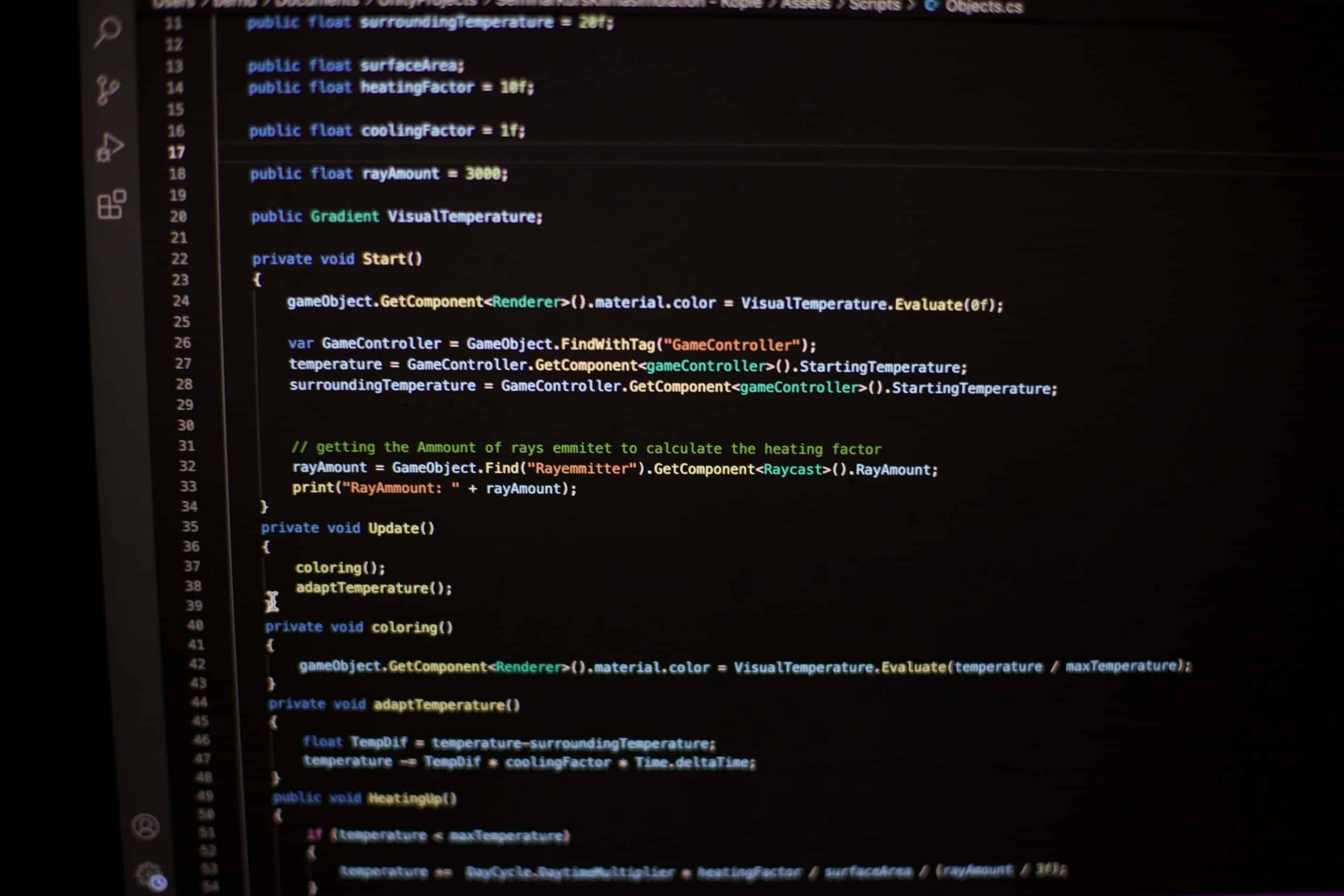 Laptop scherm met code – IlkDesign helpt bedrijven een website laten maken met professionele ontwikkeling