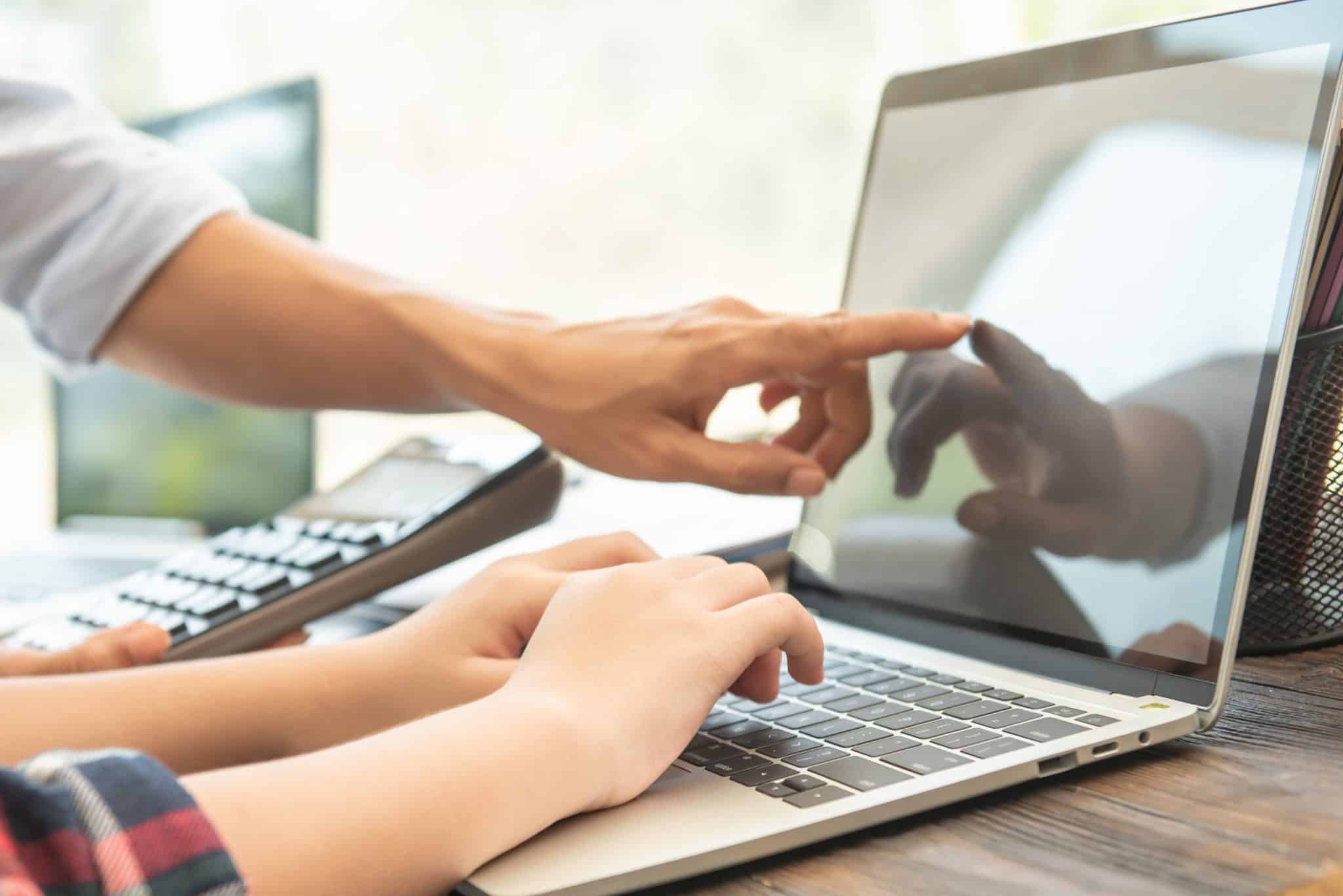 Laptop op bureau met team dat website optimaliseert – IlkDesign helpt bedrijven een website laten maken