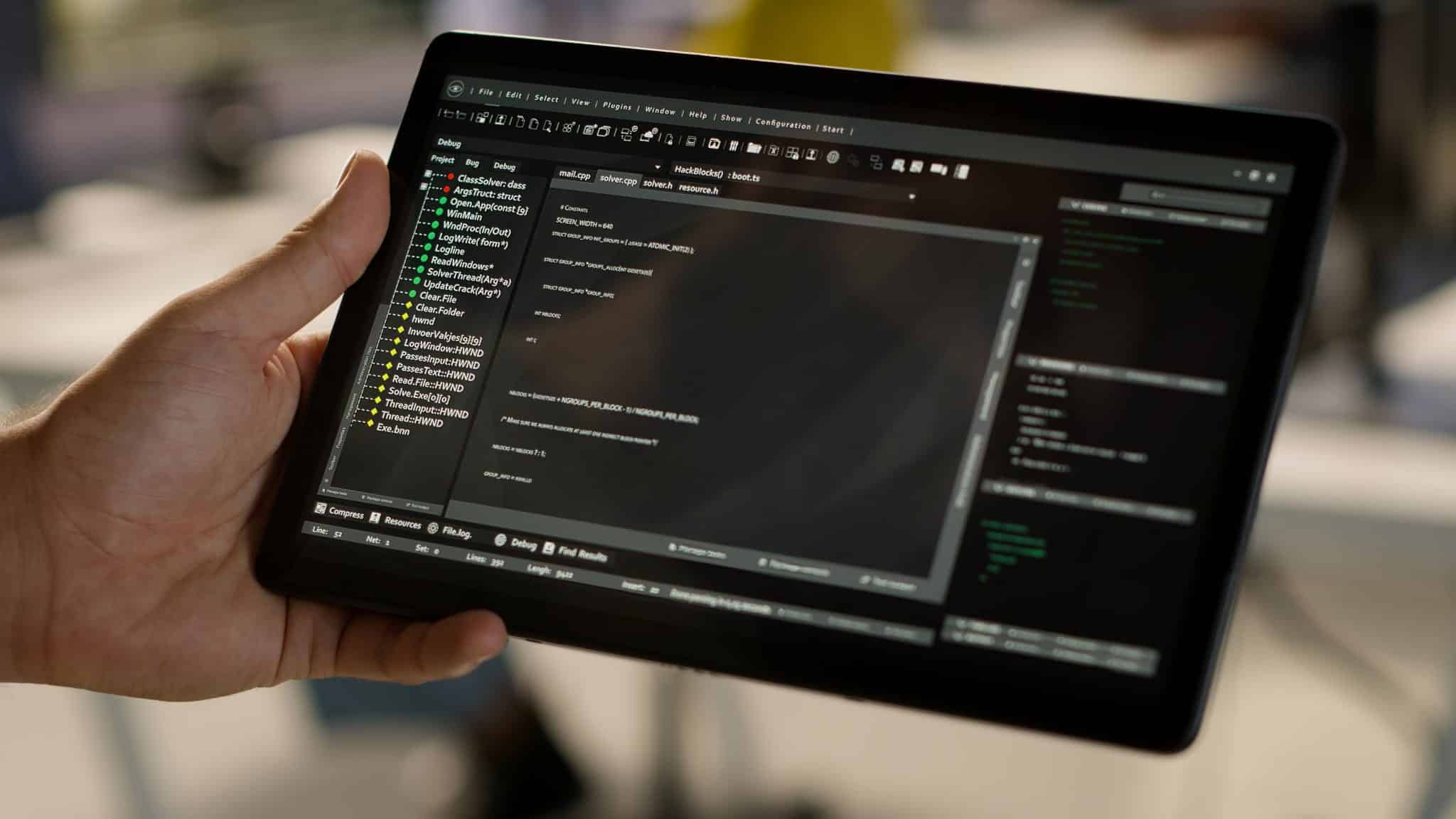 Tablet met code en programmering – IlkDesign helpt bedrijven een website laten maken