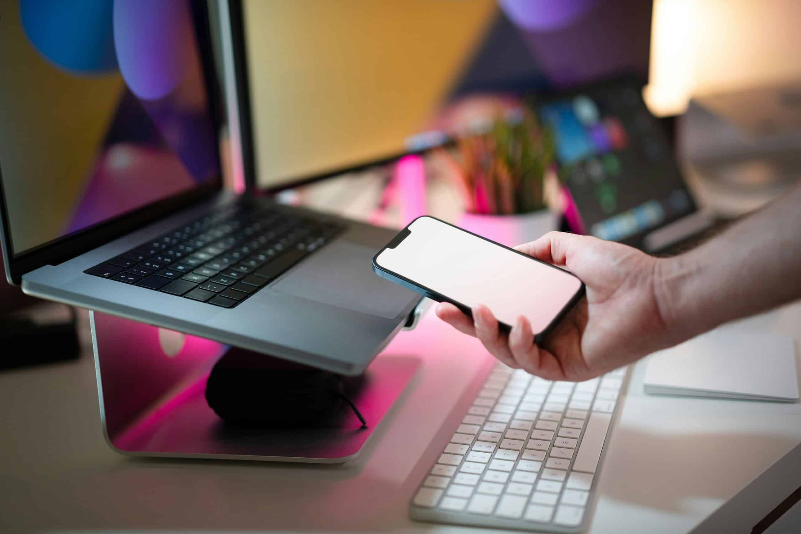 Laptop en smartphone met webshop in handen – IlkDesign helpt bedrijven een webshop laten maken